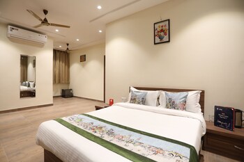 Oyo 10131 Hotel Raj Guestroom