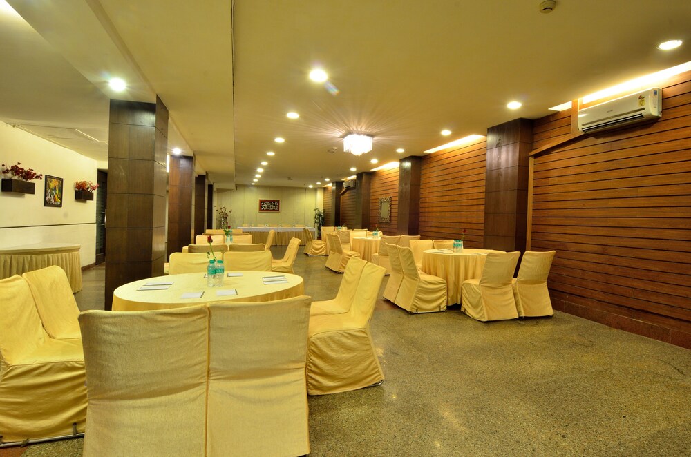 Lakshya's Hotel (لاكشیاس هتل) Meeting Facility