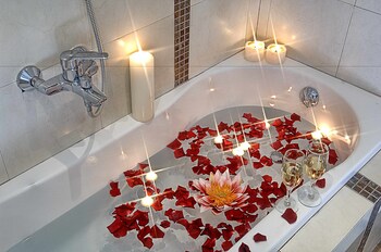 Istron Collection Villas Deep Soaking Bathtub