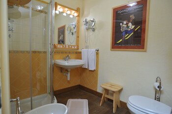 Hotel Du Grand Paradis & Wellness La Baita Bathroom