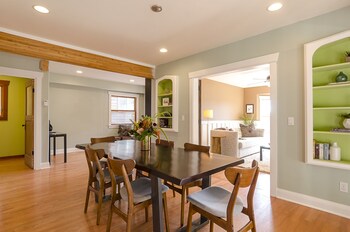 6 Luxurious 6br Seattle Home In-Room Dining