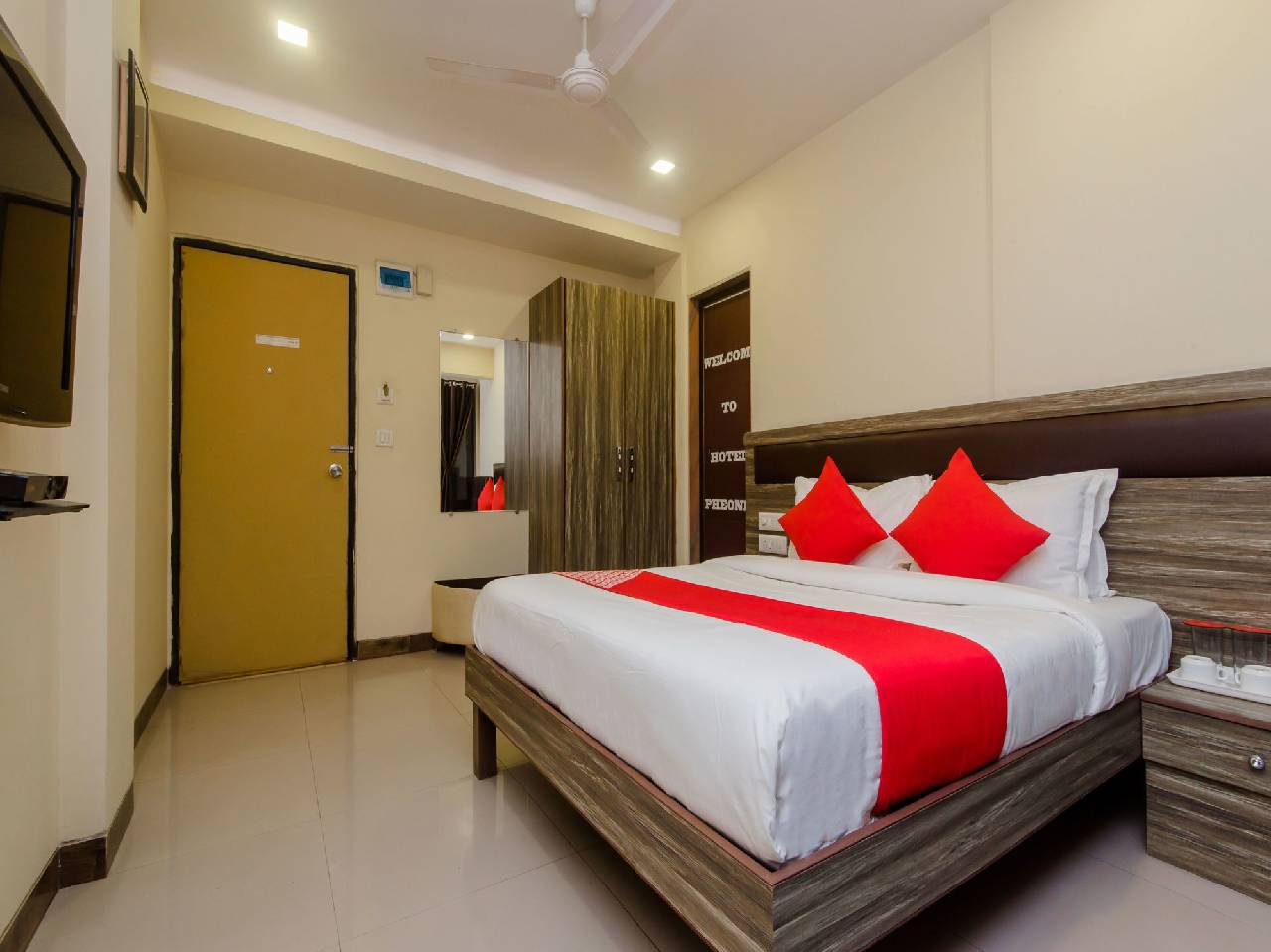 Oyo 11855 Phoenix Hotel 