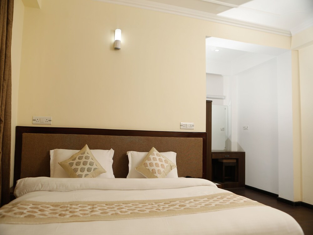 Oyo 11490 Hotel Royal Hill Guestroom