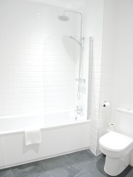 Town House Apartments Bathroom