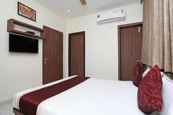 Oyo 10131 Hotel Raj Guestroom