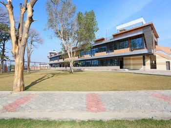 Oyo 9490 Prakash Farm Hotel Front
