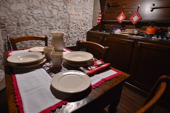 Robur Marsorum (روبور مارسوروم) In-Room Dining