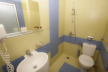 Family Hotel Saint George (فامیلی هتل سن جورج) Bathroom