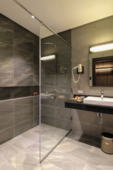 Two Seasons Coron Bayside Hotel (توو سیزنس كورون بیسید هتل) Bathroom