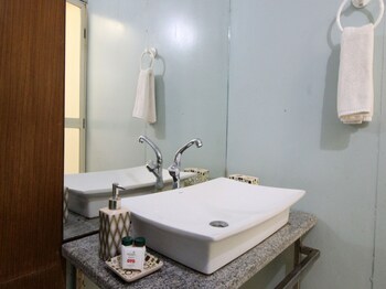 Tahira Beach Resort Bathroom