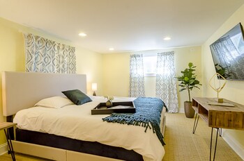 6 Luxurious 6br Seattle Home Guestroom