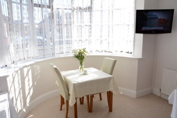 The Cove Guest House ( كوو گست هاوس) Breakfast Area