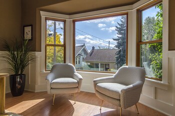 6 Luxurious 6br Seattle Home Living Area