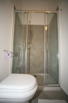 Calasetta Residence (كالاستا رزیدنس) Bathroom Shower