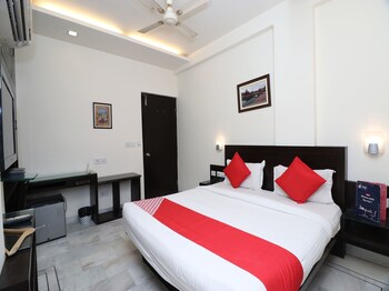 Oyo 22833 Laalmati Castle Guestroom