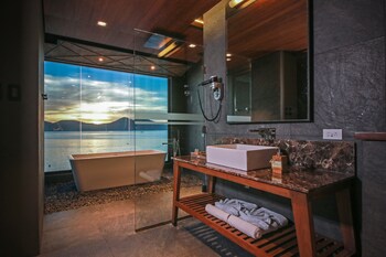 Two Seasons Coron Bayside Hotel (توو سیزنس كورون بیسید هتل) Deep Soaking Bathtub