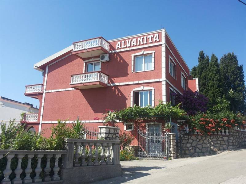 Alvanita Apartments (آلوانیتا آپارتمنتس) 