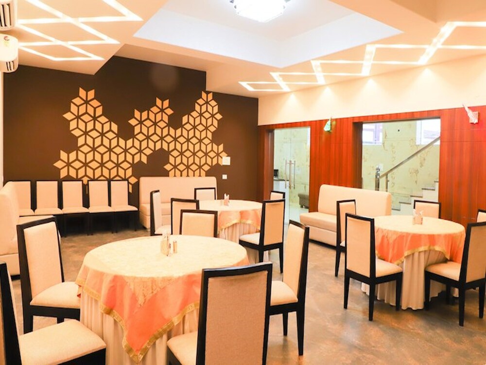 Oyo 16768 Hotel Lotus Grand Restaurant