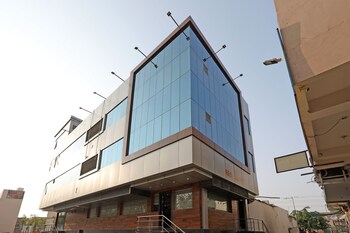 Oyo 10131 Hotel Raj Featured Image