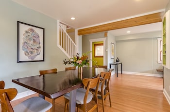 6 Luxurious 6br Seattle Home In-Room Dining