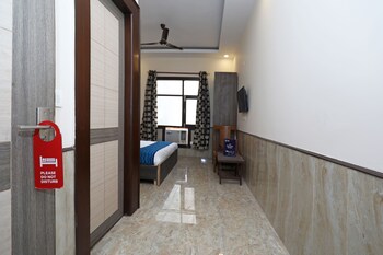 Hotel Redisston @ Noida Guestroom