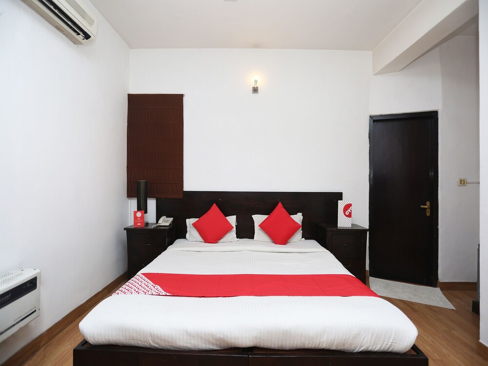 Oyo 15401 Hotel Surana Palace Guestroom