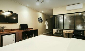 The Hotel Changwon Guestroom