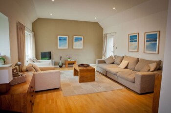 West Fenton Court (وست فنتون كورت) Living Area