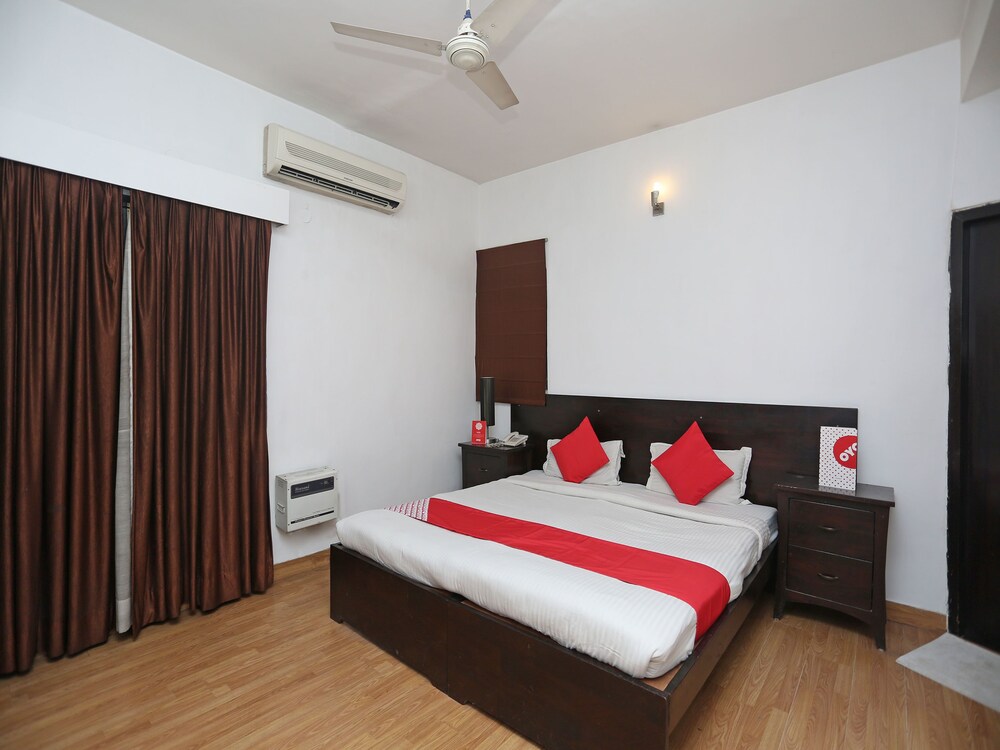 Oyo 15401 Hotel Surana Palace Guestroom