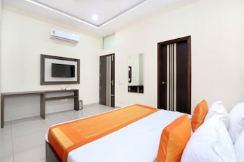 Oyo 10832 Hotel Jb 2 Guestroom