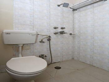 Oyo 14390 Hotel Samrat Bathroom