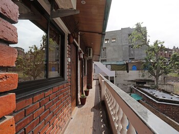 Oyo 12212 Ramanuj Cottage Balcony