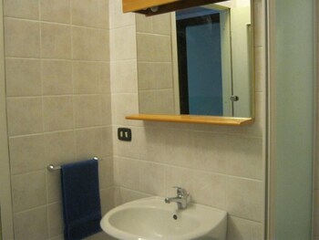 Hostello Don Carlos Bathroom Sink
