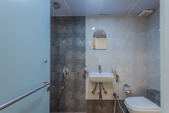 Oyo 8490 Hotel Grandeur Bathroom