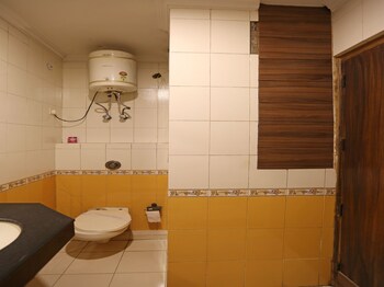 Oyo 8876 Hotel Sarthi Bathroom