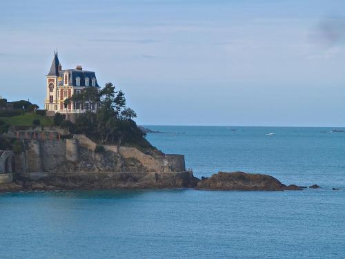 Les Tourelles Dinard (لس تورلس دینارد) 
