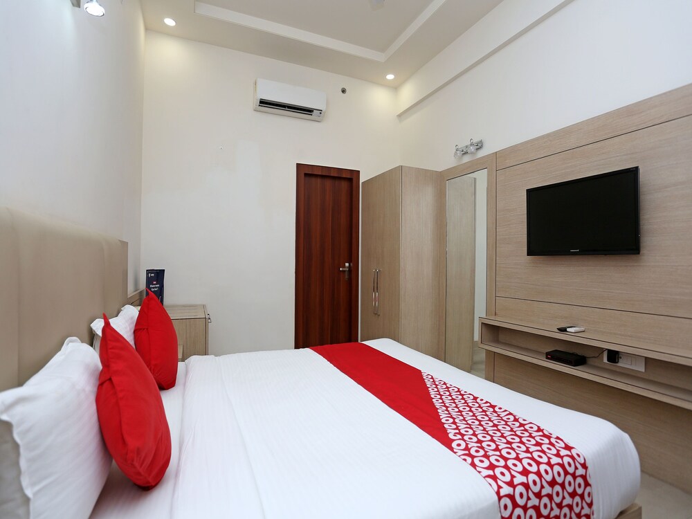 Oyo 16768 Hotel Lotus Grand Guestroom