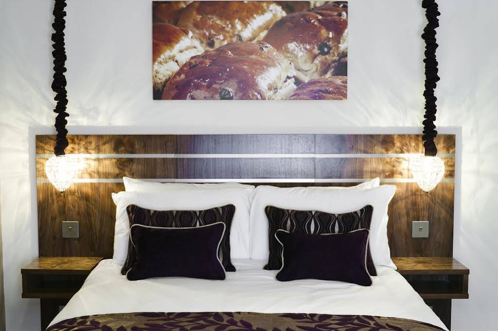 Rooms At The Apple Pie 