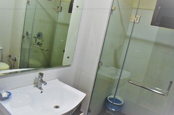 Hotel Ashish Continental Bathroom