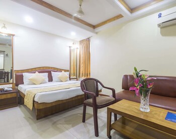 Hotel Parklane Guestroom