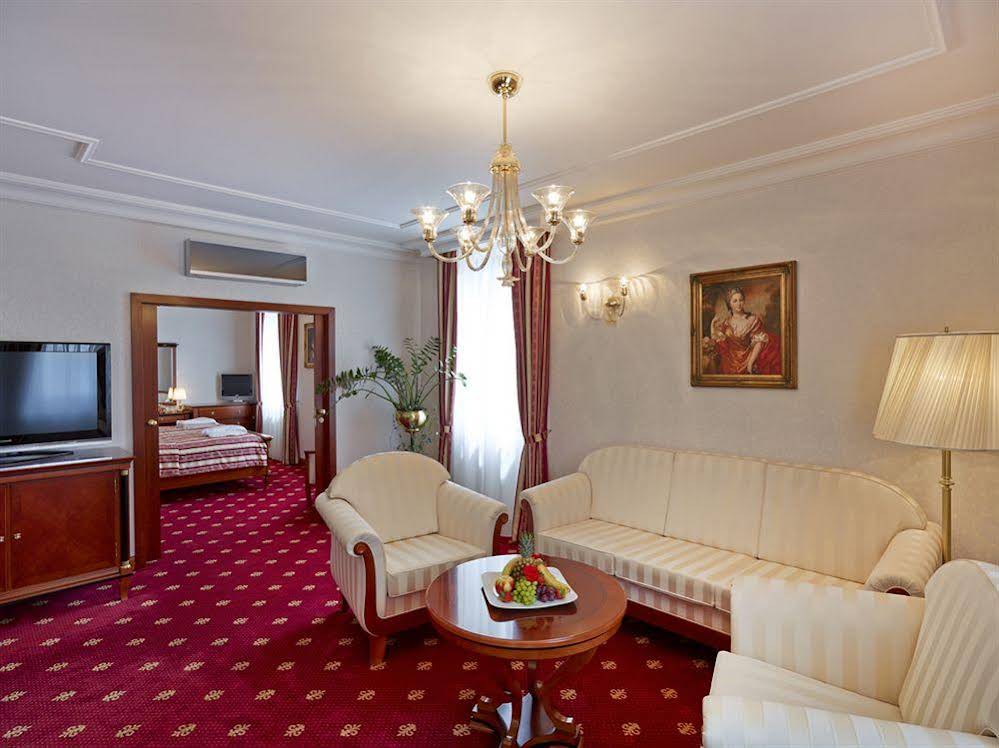Hotel Stefanik (هتل استفانیك) 