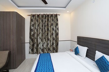 Hotel Redisston @ Noida Guestroom