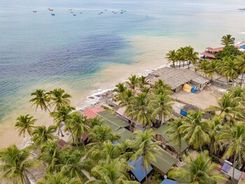 Vista Praia Beachfront Cottages Beach