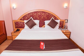 Oyo 10068 Hotel Rathna Featured Image