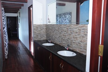 Cosy Houseboats Bathroom Sink