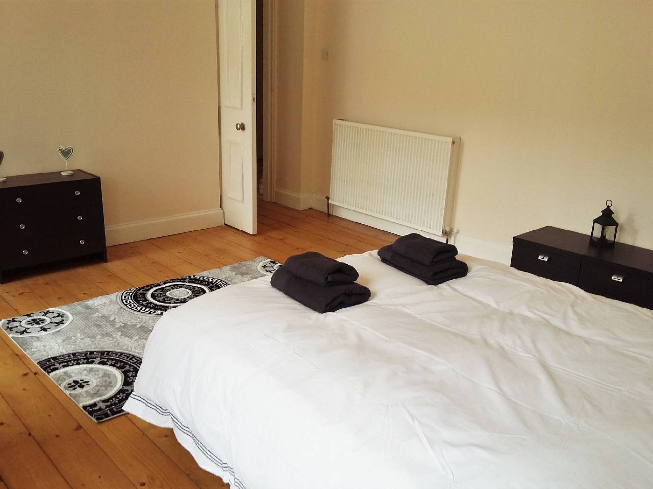 Large 3 Bed West End Apartment 