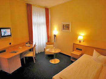Hotel Mack (هتل ماک) 