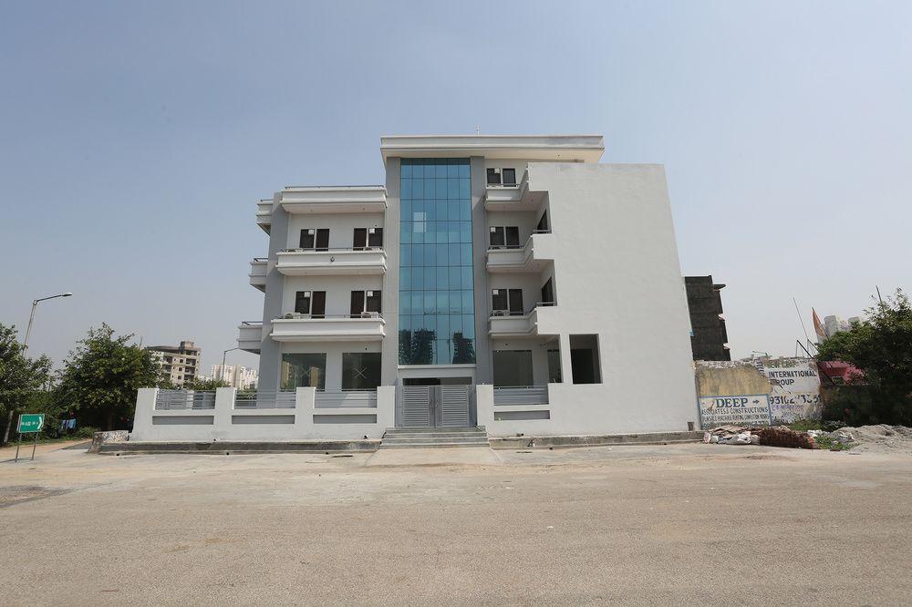 Oyo 9935 Hotel The White House 