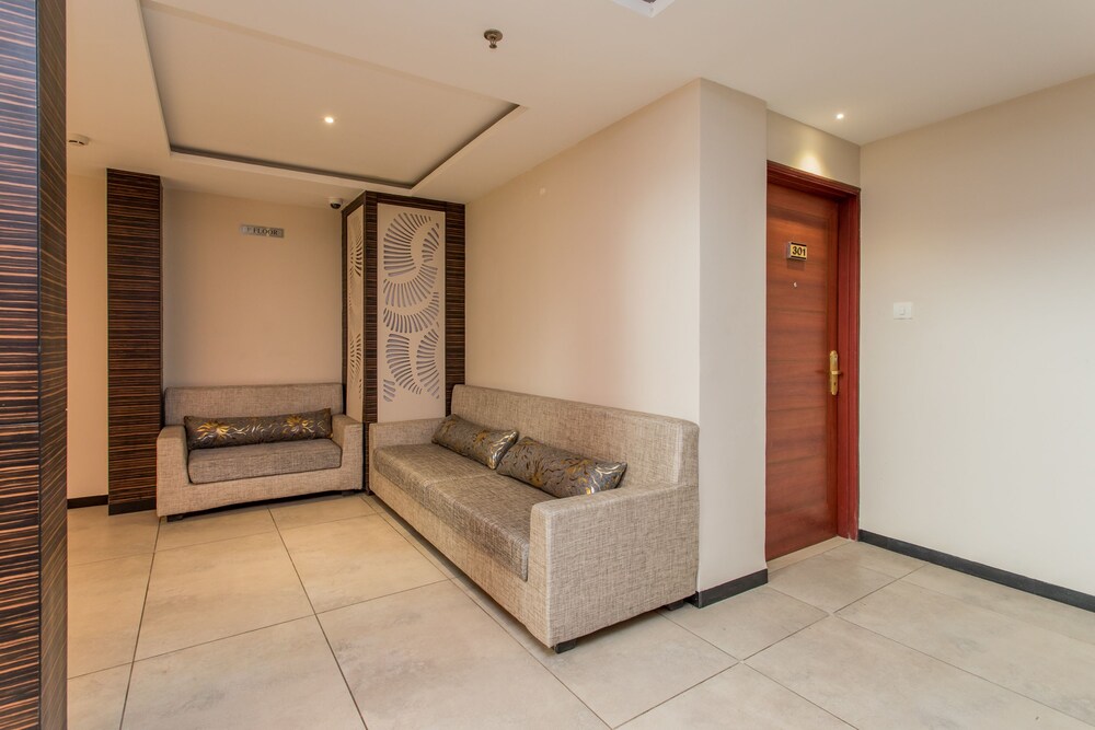 Oyo 10215 Hotel Nandi Lobby Sitting Area