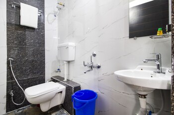 Fabhotel Grand Valley Rajiv Gandhi Circle Bathroom
